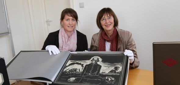 Hauptamtsleiterin Maike Franell (l.) und Archivarin Hannelies Ettrich präsentierten die historischen Schätze.