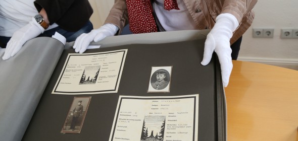 Fotos und "Ehrenblätter" dokumentieren das Schicksal der Bargteheider Weltkriegssoldaten.