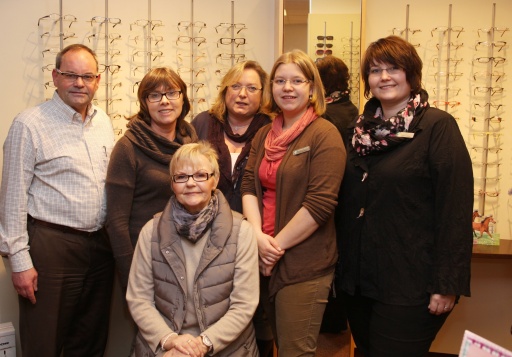 Immer gut beraten vom Team bei Optiker Scheel: (v. l.) Andreas Luther, Judith Staben, Mara von Appen, Martina Lohmann,Eicke Nuppenau, und Simone Schulze.