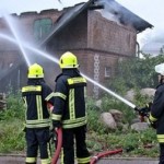 2kreisfeuerwehrverband-stormarn-fw-od-grossfeuer-in-hammoor-historisches-reetdach-gebaeude-niedergebr-590×280