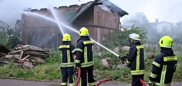 2kreisfeuerwehrverband-stormarn-fw-od-grossfeuer-in-hammoor-historisches-reetdach-gebaeude-niedergebr