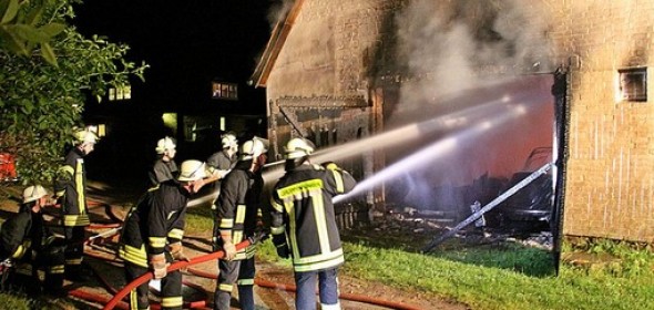 kreisfeuerwehrverband-stormarn-fw-od-1naechtliches-grossfeuer-am-grossensee-in-stormarn-alter-tanzsaa