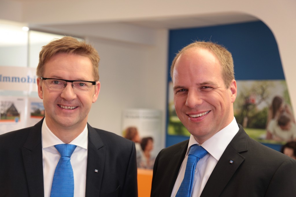Die Vorstände Stefan Lohmeier (l.) und Matthias Behr im neuen Immobilienzentrum der Bargteheider Bank. Foto: Raiba