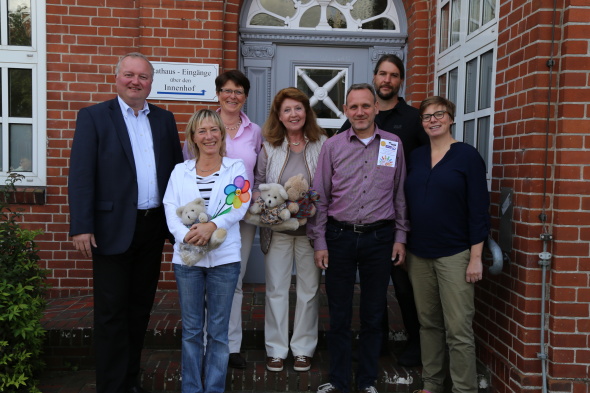 Die Flüchtlingsinitiative „Bunte Vielfalt“ hat viele Mitstreiter gewonnen, die jetzt gemeinsam ein Fest organisieren: (v. l.) Bürgermeister Dr. Henning Görtz, Andrea Tretter, Boris Hoppe (Jugendarbeitsteam), Gleichstellungsbeauftragte Gabriele Abel, Andreas Santleben, Ulrike Meyborg und Caroline von Sobbe