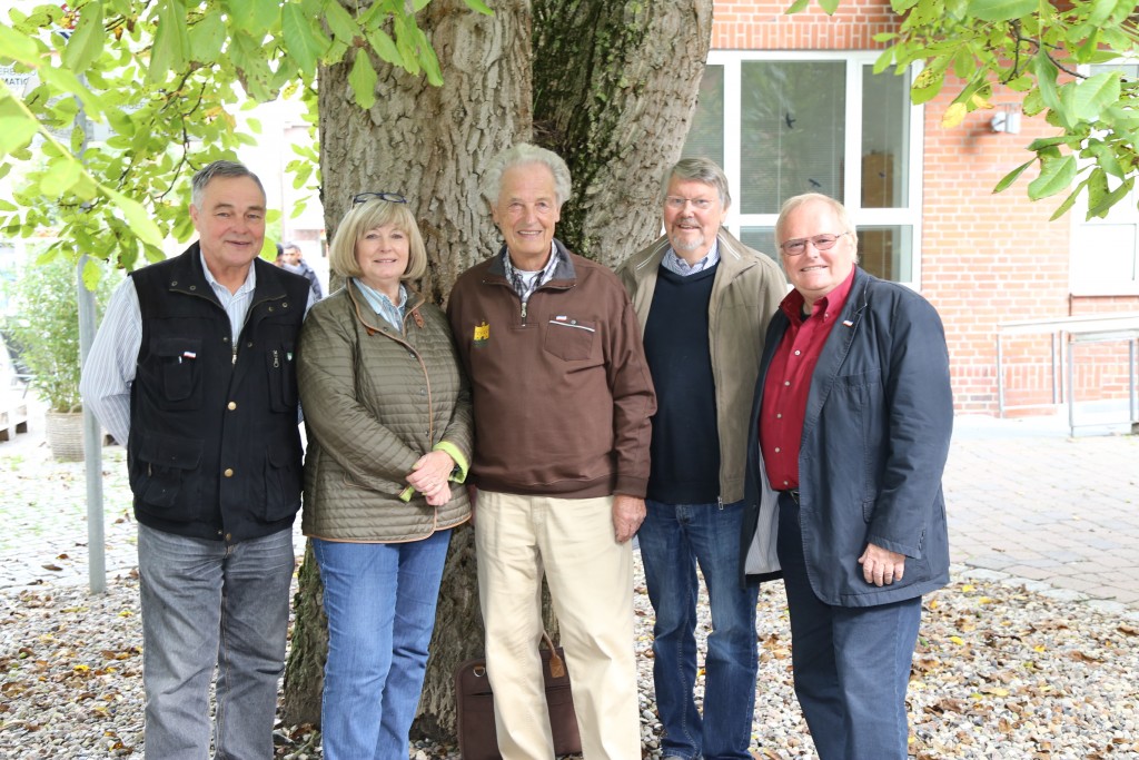 IMG_6977 Sie tragen zur Pflege der Niederdeutschen Sprache bei: (v. l.) Peter Berndt, Wilma Griese (Hei-matmuseum), Helmuth Peets (Heimatbund), Klaus Griese (Verschönerungsverein und Volker Holm (Zentrum für Niederdeutsch).