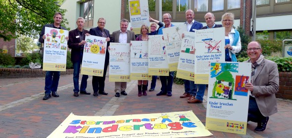 (v.l.) Wilhelm Hegermann, Fachbereichsleiter Jugend, Schule und Kultur, Kreis Stormarn Manfred Leuers, Arbeiterwohlfahrt und AWO Soziale Dienstleistungs gGmbH Oliver Mesch, Bürgermeister, Gemeinde Trittau