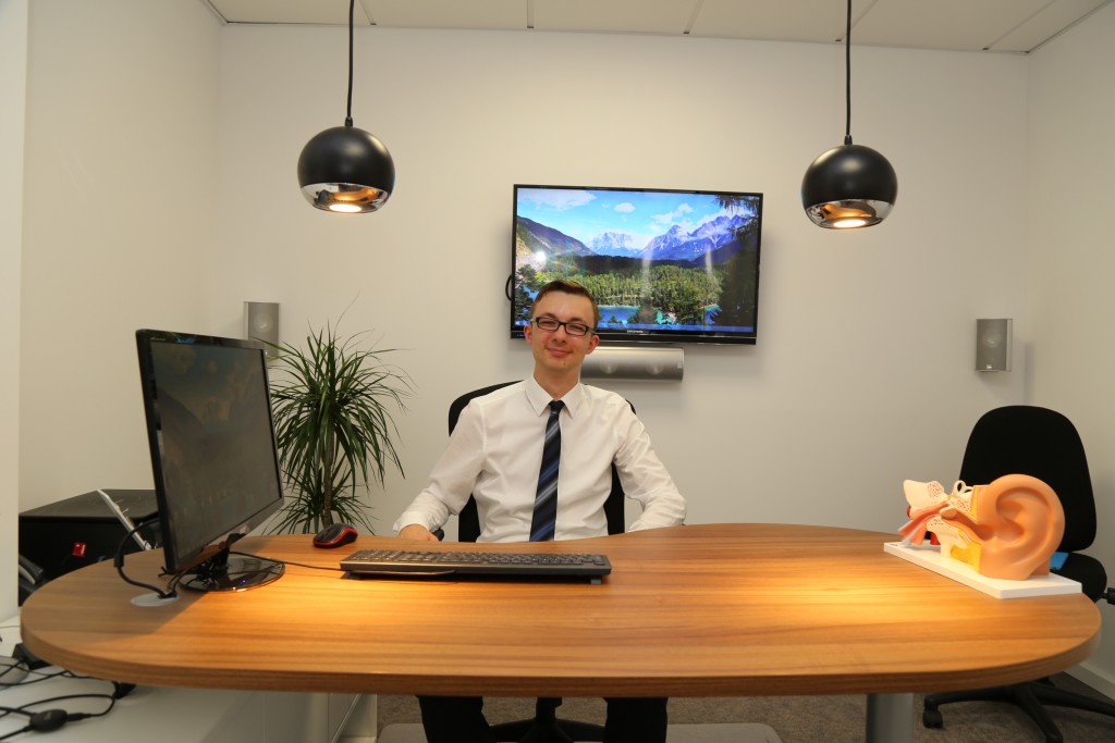 Der Azubi als Hörgeräteakustiker Magnus Broos hat seine Ausbildung in Bargteheide begonnen