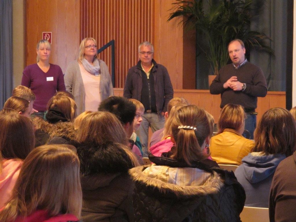 Dr. Joana Kurth, Sandra Eggen, Friedemann Hauck und Dr. Peter Hans Hauptmann stellen den Schülerinnen und Schüler das HSK vor und führen in das Thema Sucht und Suchttherapie ein.