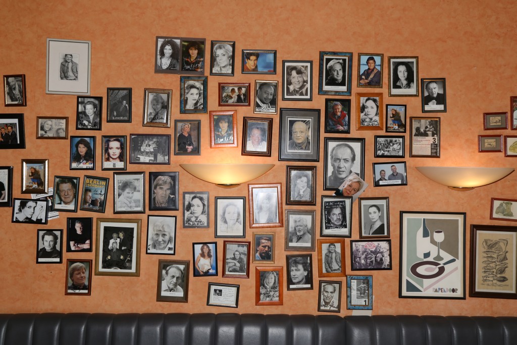 Von Pierre Brice über Curd Jürgens bis zu Klaus-Jürgen Wussow waren viele bekannte Künstler und Schauspieler für ihren Auftritt im Kleinen Theater im Hotel Papendoor zu Gast.