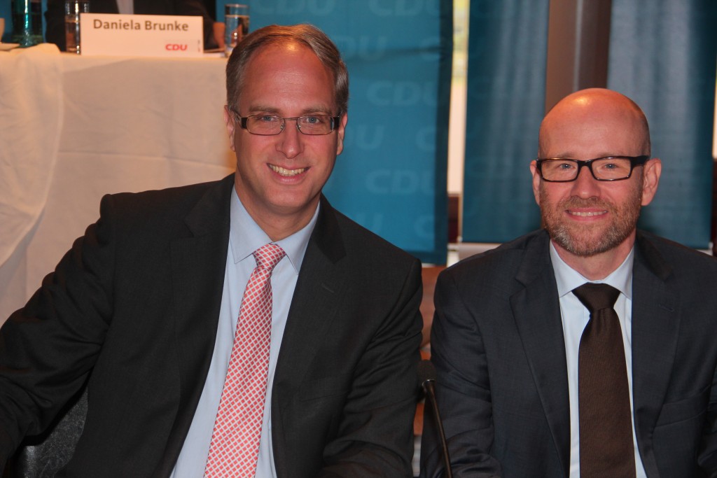 Tobias Koch und Dr. Peter Tauber auf dem Kreisparteitag in Lütjensee am vergangenen Wochenende. Foto: B. Hertwig/hfr