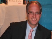 CDU-Landtagsfraktion beantragt Planungskosten für B404-Ausbau Tobias Koch und Dr. Peter Tauber auf dem Kreisparteitag in Lütjensee am vergangenen Wochenende. Foto: B. Hertwig/hfr