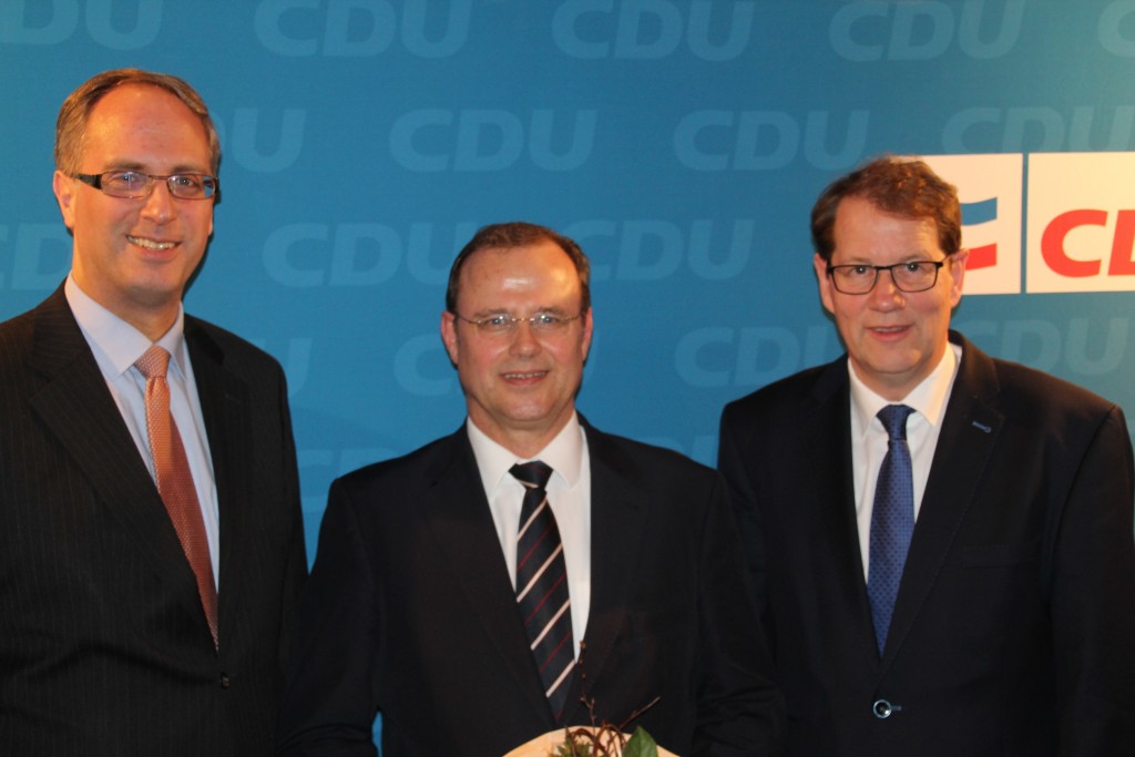 Tobias Koch (li.) und Gero Storjohann (re.) gratulierten Claus Christian Claussen sehr herzlich zu seiner Wahl. Foto: CDU Stormarn