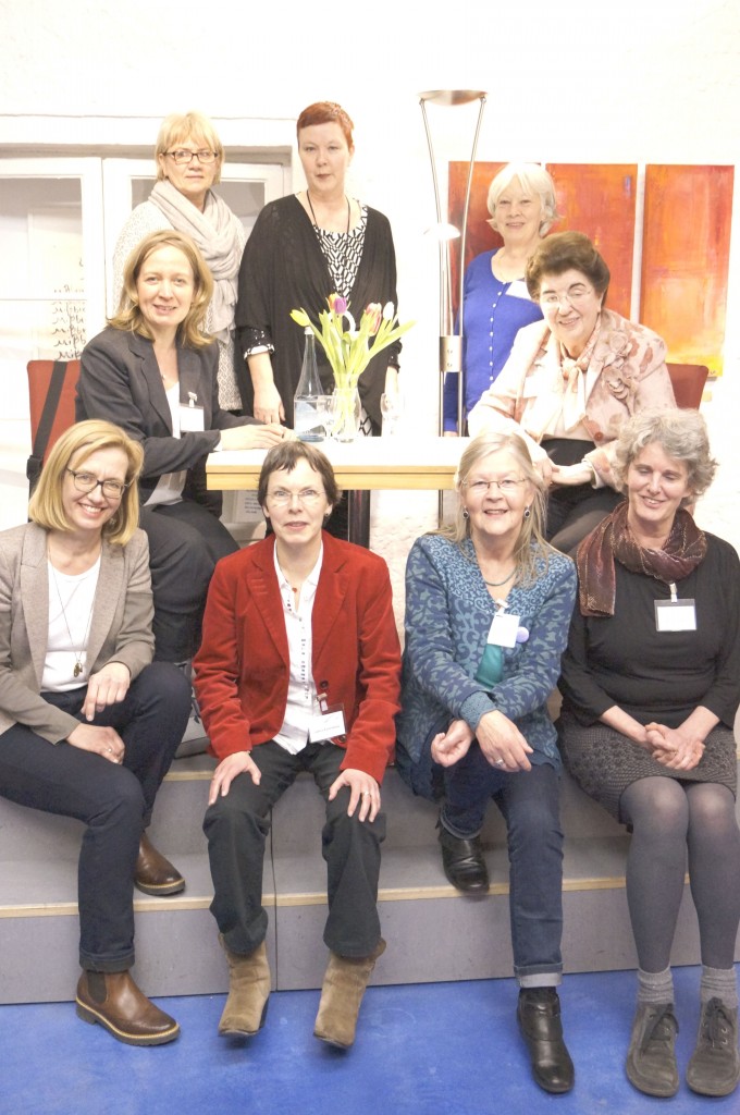 Gruppenfoto (von links): Vorn: Bettina Spechtmeyer-Högel, Sabine Sabine Rauenberg (beide KOPF Stormarn), Dagmar Greiß, Astrid Lobreyer (beide BELLA DONNA HAUS) Mitte: Birte Kruse-Gobrecht (Gleichstellungsbeauftragte Kreis Stormarn) und Dr. Lore Maria Peschel-Gutzeit (Justizsenatorin a.D., Referentin, ) Hinten: Irene Schumann, Christine Düster (beide fif Stormarn), Ingrid Buchwieser (BELLA DONNA HAUS)