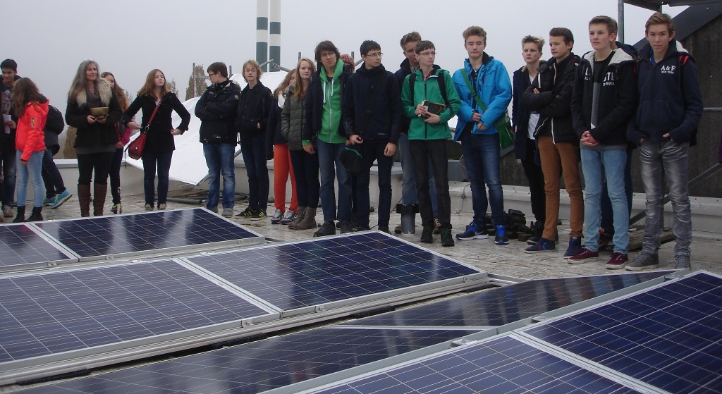 Solaranlage auf dem Dach der Beruflichen Schulen Bad Oldesloe mit einer Schulklasse