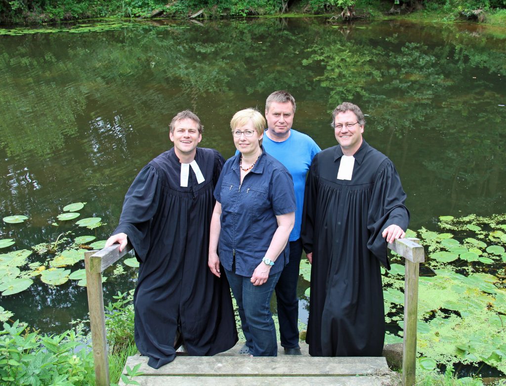 Pastor Jan Roßmanek, Birgit und Michael Franck und Pastor Jochen Weber freuen sich auf das zweite Tauffest an der Kupfermühle. (Foto: Eduard Buczkowski