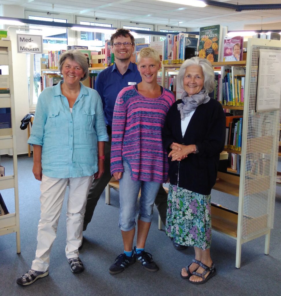 von links: Christiane Brüwer (Heilpraktikerin), Thomas Patzner (Büchereileiter Stadtbücherei), Stephanie Krickhahn (Floraforum), Astrid Rottmann (VHS), Foto: S. Fieting.