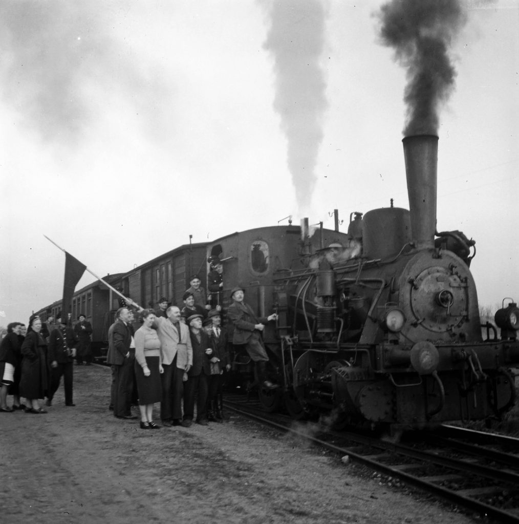 Trittau: Südstormarnsche Kreisbahn: letzte Fahrt eines Zuges: Personen am Zug, 1952. Alle Fotos: Kreisarchiv