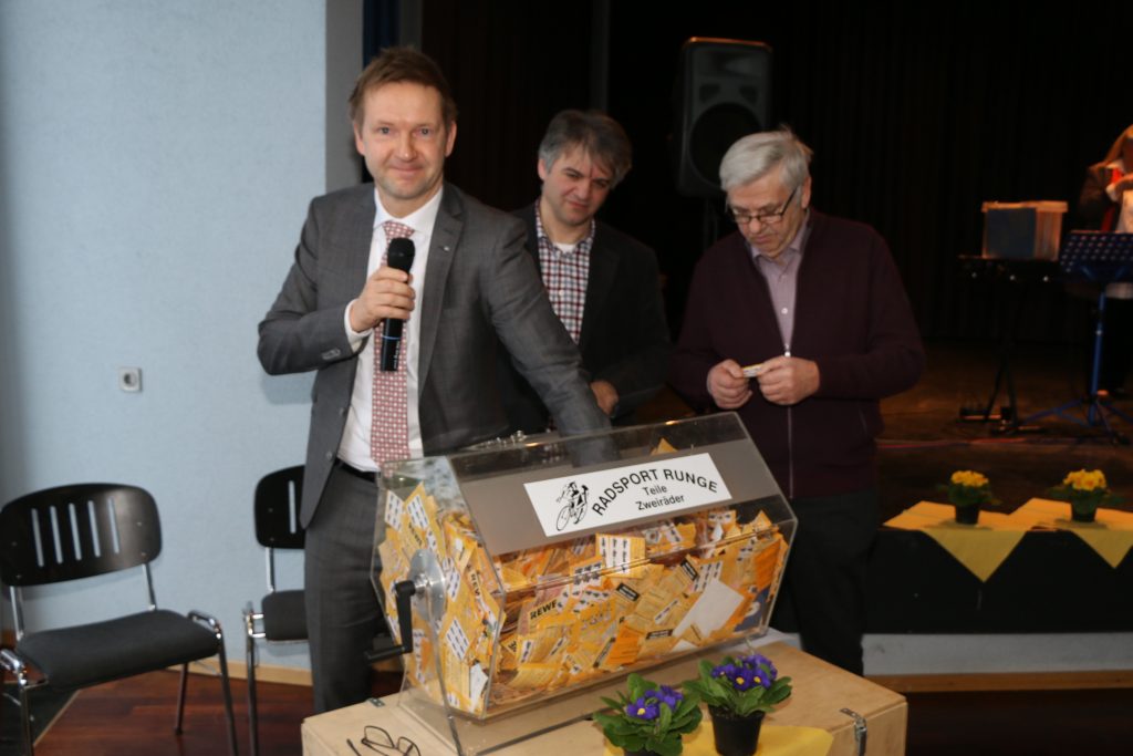 Matthias Behr von der Raiffeisenbank zog einige Gewinner. Die Bargteheider Bank möchte die Weihnachtsbeleuchtung auch in diesem Jahr wieder sponsern. 