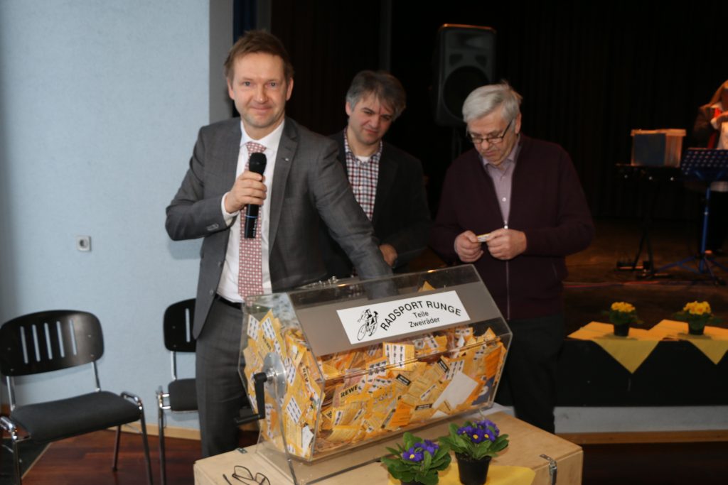 Matthias Behr von der Raiffeisenbank zog einige Gewinner. Die Bargteheider Bank möchte die Weihnachtsbeleuchtung auch in diesem Jahr wieder sponsern.