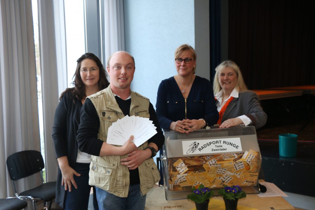 Thomas Sosnowski hat den Hauptgewinn bei der Markenaktion des Rings Bargteheider Kaufleute gewonnen, hier mit Isabell Stähr, Andrea Wiekhorst und Tanja Wilke (v. l.).