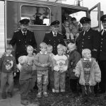 Gemeindefest Elmenhorst 1993: Kinder und Feuerwehrmänner vor dem Löschwagen der Fischbeker Feuerwehr