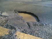Schlagloch in der Verkehrsstraße Voßkuhlenweg