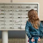 Kind vor Briefkasten
