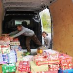 Max und Alexandra aus der 5b stapeln die Päckchen