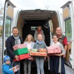 von links Herr Hartmann von Round Table, Emilia, Jana, Max und Alexandra aus der 5b, Hermann Meyer