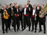 Kleine Zuschauer-Blasmusik auf der Theater-Terrasse vor dem Konzert der Brass Band Berlin