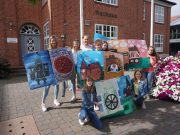 Schülerprojekt verwandelt Rathausstraße in Kunstausstellung