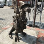 Touristen-Drache am Żmigróder Bahnhof