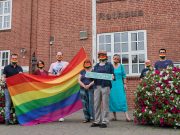 Für Toleranz – Regenbogenflagge vor dem Bargteheider Rathaus