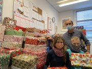 Der „Weihnachtspäckchenkonvoi“ hält am Gymnasium Eckhorst