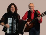 Wochenmarktbalkonkonzert mit dem Duo Grünquadrat