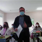 Schulleiter Javier Alija begrüßt die deutschen Schüler