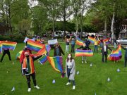 Regenbogen-Demonstration vor dem Großhansdorfer Rathaus