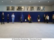 Petittionsausschuss überreicht Tätigkeitsbericht an den Bundestagspräsidenten