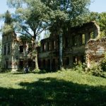 1 Ruine im Żmigróder Schlosspark im Mai 2000