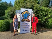 Turnier im Golfclub Hamburg Ahrensburg: Siegestrophäe für die Damen – doch eigentlicher Gewinner ist der Blaue Elefant