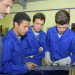 Junge Menschen bei der Ausbildung in einem Handwerksbetrieb.