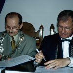Bürgermeister Zdzisław Średniawski und Werner Mitsch unterzeichnen den Partnschaftsvertrag – Foto C.Leidner
