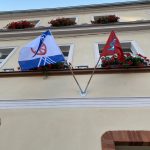 Flaggen am Rathaus Zmigród 08.09.2021 nah – Quelle Gemeinde Żmigród