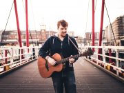 Wochenmarktbalkonkonzert mit Brendan Lewes