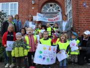 Bargteheider Kinder übergeben Kinderrechte-Plakate an die Bürgermeisterin
