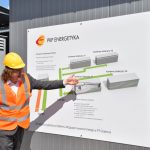 Ein Vertreter der Polnischen Bahn erklärt den neuen Energiespeicher