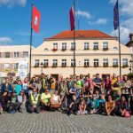 Gruppenbild der Teilnehmer am Youth Bike Love vor dem Żmigróder Rathaus