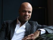 Wochenmarktbalkonkonzert am Samstag, 4. Dezember 2021 – 10 Uhr mit Singer-Soulwriter Dennis Durant