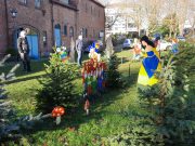 Märchenwiese vor dem Dorfgemeinschaftshaus