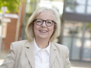 Gabriele Hettwer auf dem Wochenmarkt und bei Haustürbesuchen unterwegs